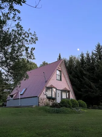 A-framed Adirondack cottage near Great Sacandaga Lake Отели в г. Мейфилд
