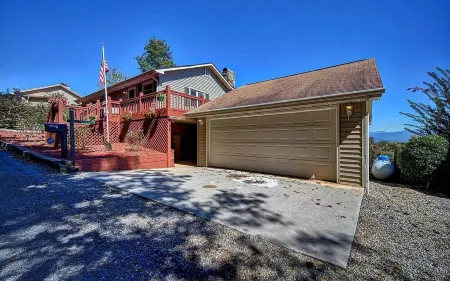 Escape to Lake Chatuge! Stunning views of the mountains and lake!