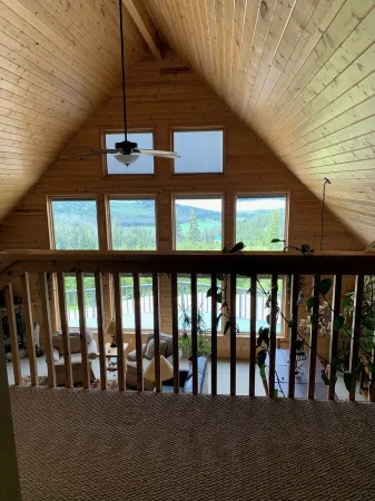Large mountain home with stunning views of Georgetown Lake and Pintler Range Отели в г. Анаконда