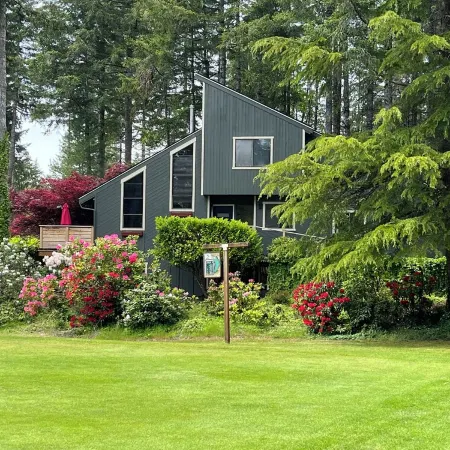 Modern Alderbrook pet-friendly retreat.