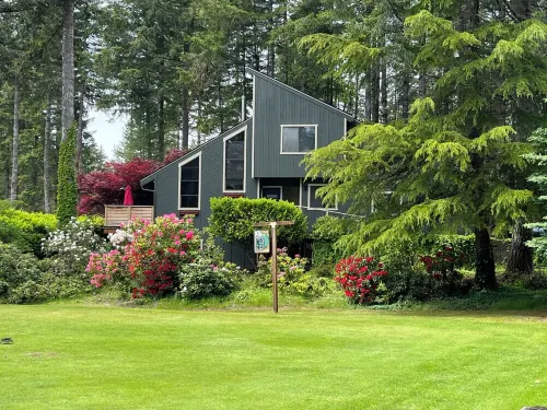 Modern Alderbrook pet-friendly retreat.