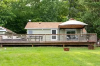 Whitewater Lake Living - Large Deck - In The Heart of the Kettle Moraine Отели рядом с достопримечательностью «Уайтуотер Спринг Уотер»
