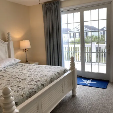Private pool-close to beach. Walk to Surfside’s restaurant district & Pier.