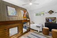 Retro Cabin, 2 Porches, Fireplace, Dog Friendly Fenced Yard