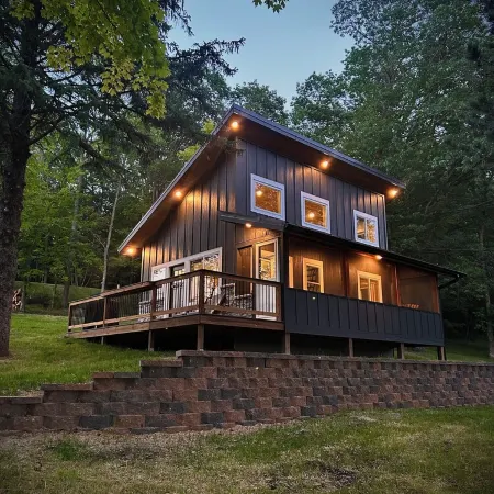 Cozy Peninsula Lake Cabin on 40 Acres