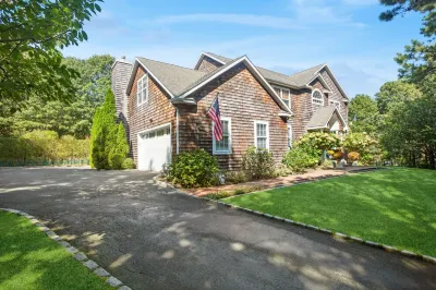 Hamptons Summer Rental - secluded pool + 5 minutes to beach Отели рядом с достопримечательностью «Shinnecock Museuem and Cultural Center»