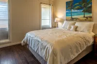 Steps to Beach.Top Floor Ocean View, 2 Bd 1.5 ba. New AC in Living Dining Area