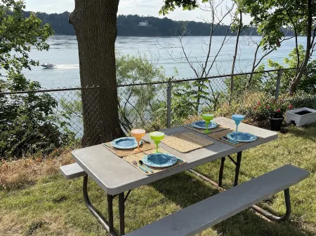 Right on the River! walking to town/artpark/docks Отели в г. Льюистон