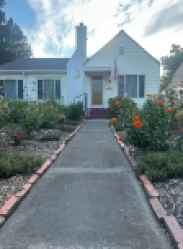 1 king bed 1 queen bed 2 bedroom house with AC, WiFi and washer and dryer