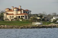 Cheerful Calming Condo Near Clear Lake, NASA, Kemah, League City, and Pasadena.