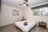 Central Woodlands. Outdoor deck, dining, & grill! Newly Remodeled.