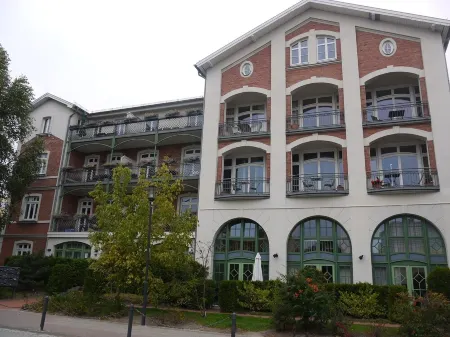 Bright, modern furnished apartment with sea views, 100 m to the beach