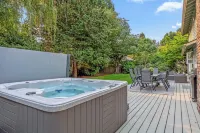 Welcome to The Nest,  there's plenty of room for the whole flock near Autzen!