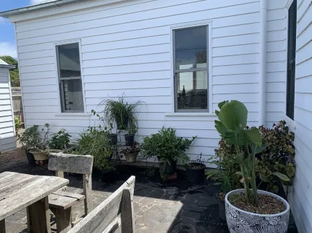 lily cottage . . . Bank street, in  the heart of town,  wifi