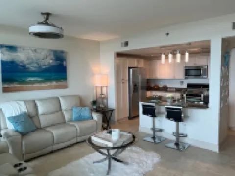 Palisades Palms 11th Floor Upscale 2 Bedroom Unit with Bay Views