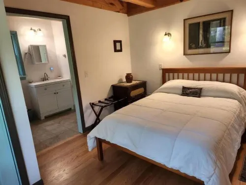 Biscay Repose,  Biscay Pond, Bristol. Private, spacious, family friendly