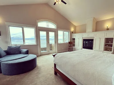 Gorgeous Cozy Spacious Bayfront home with Stunning Views and Beach Access