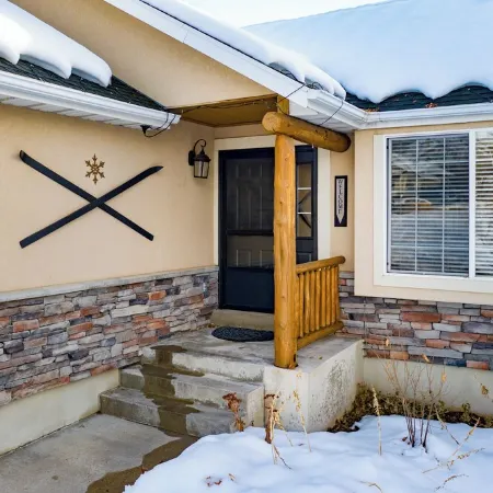Fairway Oaks Lodge/ Two living areas/ close to skiing, boating, golf