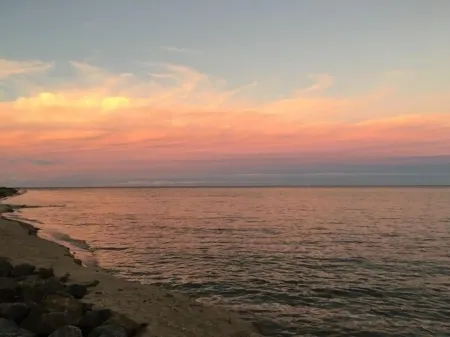 Rogues Weekender - right on the beach Отели в г. Ардросан