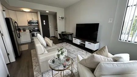 Boho Box- DT DSM Skyline view Отели рядом с достопримечательностью «Грэйтер Де-Мойн Ботаникал Гарден»