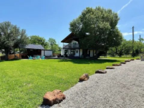 Lakefront retreat with private Boat Ramp, Dock, Hot Tub, and Stunning Sunsets ☀️