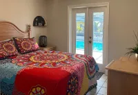 Sun & Fun! Waterfront Pool home with Dock - close to beaches - time to relax! Hotels in Grove City