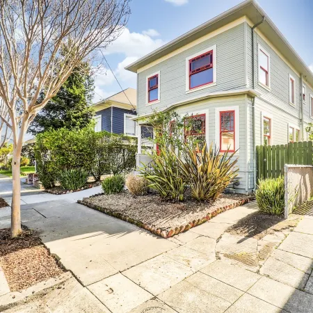 Top Floor Duplex with Garden-Patio.