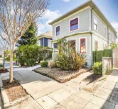 Charming top floor duplex with garden-patio.