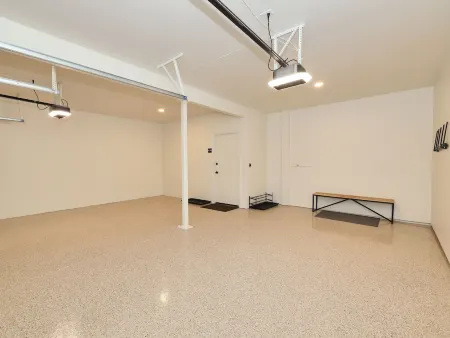 Fully renovated 4bd, 3.5 bath, sleeps 11 Condo (new hot tub, near 4 ski resorts)