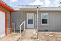 3 bdr in Ardmore OK, Perfect for Families! 20 mins to lake Hotels near Walgreens