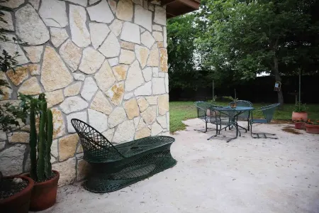 Dos Pinos Riverside Cottage near DT Kerrville