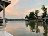 LakeHouse w/ Great Views-Newly Renovated-private boat house/dock & fire pit