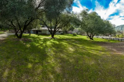 Next to Sequoia National Park Entrance and Pet Friendly! Hotels near General Sherman Tree