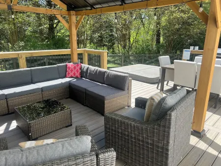 Charming Meadow Farmhouse on 1+ acre with Hot Tub, walk to Downtown, Renovated