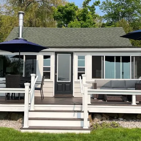 Lake Leelenau Waterfront Cottage-Close to Traverse City, Fishtown & Suttons Bay