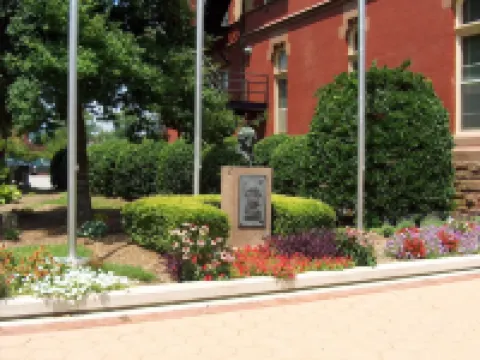 Historic Downtown Clock Tower View Condo-2 Bedroom