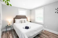 724A · The Blue Bungalow - Min to Downtown and Airport!