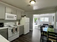 Cozy Apt. Near Downtown (2BR, 1BA, 3 beds) Hotels in Dunean