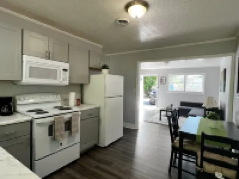 Cozy Apt. Near Downtown (2BR, 1BA, 3 beds)