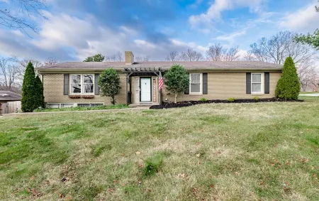 Spacious Home Middle of Bourbon Country. Sleeps 8, Firepit!