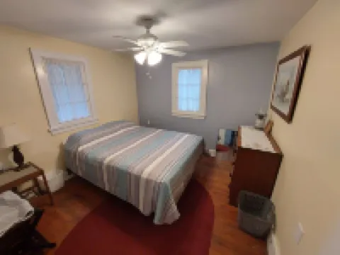 Geneva on the Lake HOT SPOT, 3 bedrooms/ w loft,2 bath ,sleeps 8-10. Huge deck .