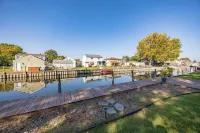 Charming 3-bedroom house on the Canal! Fireplace! Firepit! Pets Welcome! Macomb County 호텔