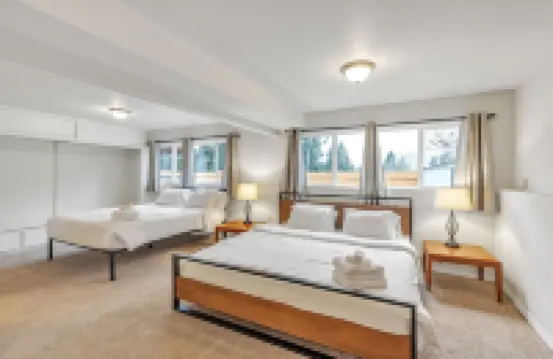 5min from Airport! Sleeps 16+! Great location. Close to everything⭐