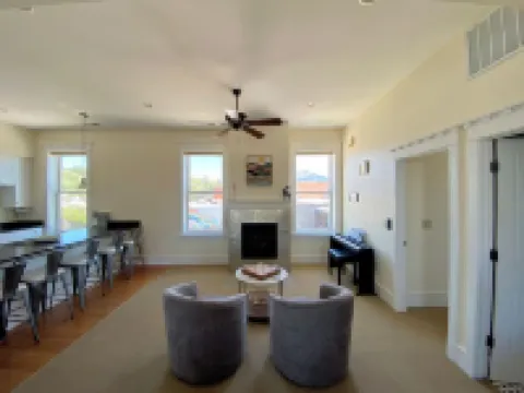 Luxury lofted 2-bedroom downtown condo in beautiful Red Lodge with WiFi, AC