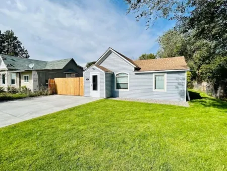 Modern Central Blackfoot Living