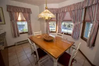 A quiet mountaintop retreat with all the comforts of home!