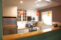 The Goshen House - close to downtown with hot tub