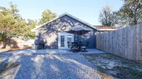 The Bay House - Pet Friendly! Basketball court, firepit - Walk to the Bay! Hotels near Blasted Screen Print & Boutique