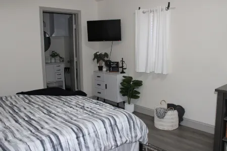 Allie Rose/Tiny house Lake Athens/ Canton Trade Days