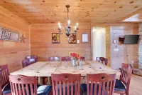 Luxe Cabin: Pvt Lake, Hot Tub, Fire Pit, BBQ